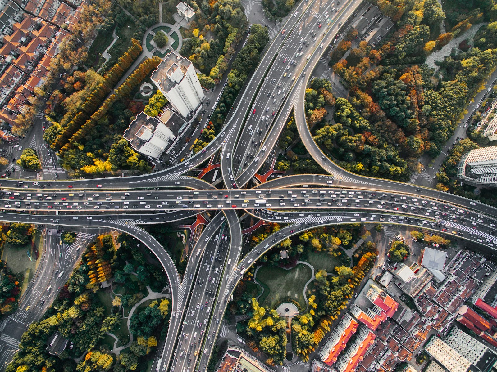 Vista aérea de un intercambio vial con tráfico